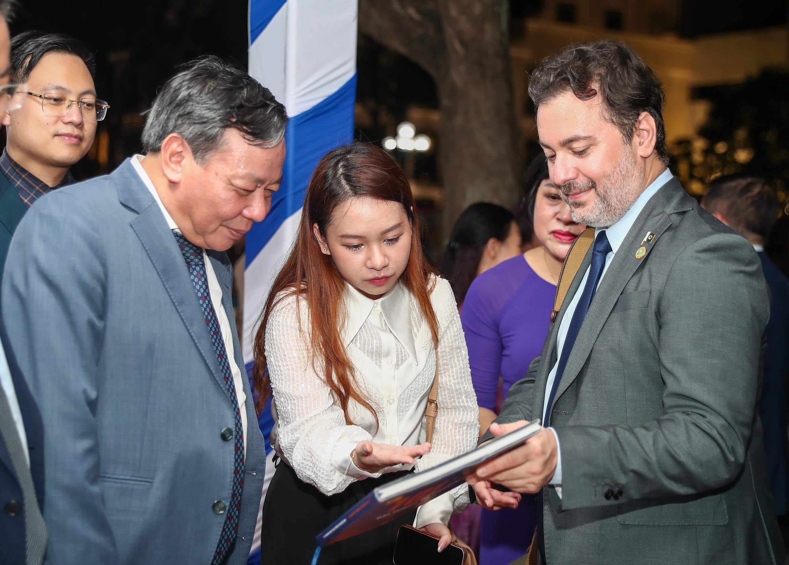 Hội Sách Hà Nội 2024 thu hút người yêu sách trong ngày đầu khai mạc - Ảnh 9. Hội Sách Hà Nội 2024 thu hút người yêu sách trong ngày đầu khai mạc - Ảnh 9.