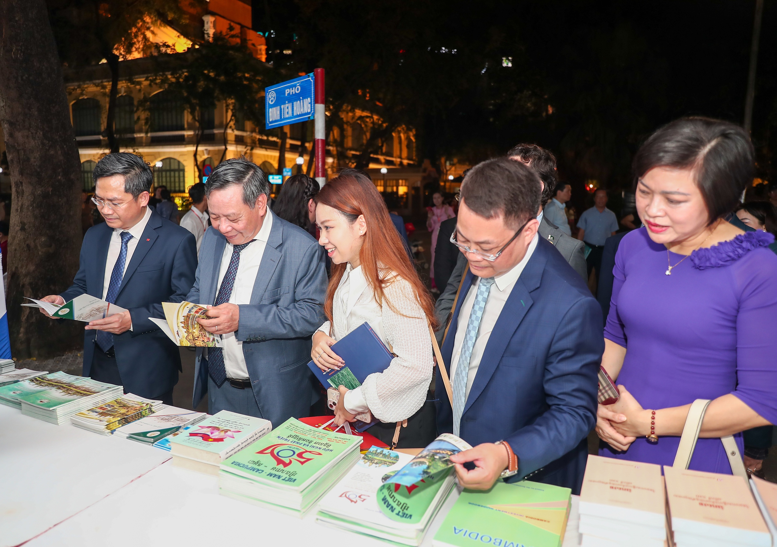 Hội Sách Hà Nội 2024 thu hút người yêu sách trong ngày đầu khai mạc - Ảnh 10. Hội Sách Hà Nội 2024 thu hút người yêu sách trong ngày đầu khai mạc - Ảnh 10.