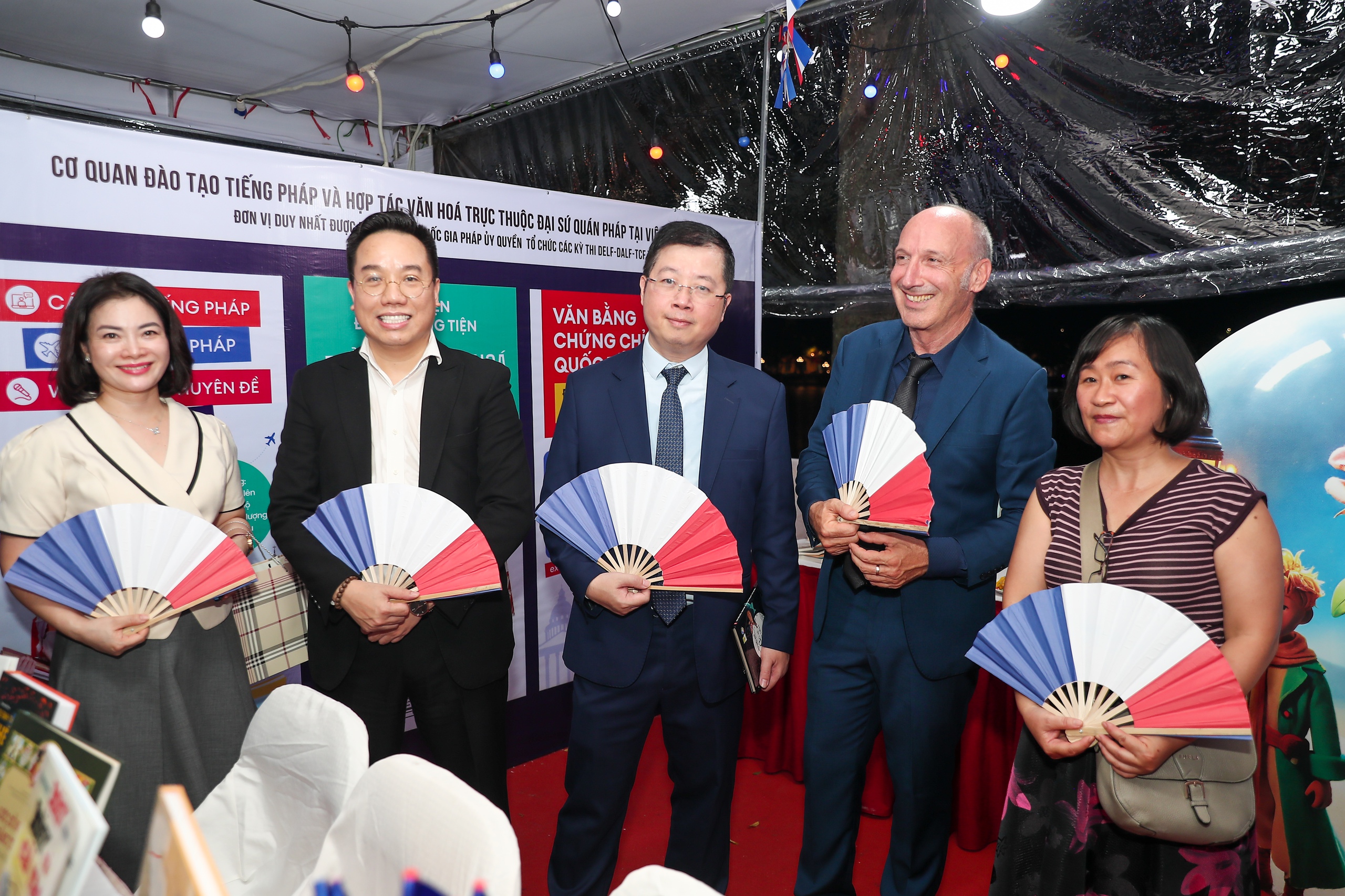Hội Sách Hà Nội 2024 thu hút người yêu sách trong ngày đầu khai mạc - Ảnh 11. Hội Sách Hà Nội 2024 thu hút người yêu sách trong ngày đầu khai mạc - Ảnh 11.