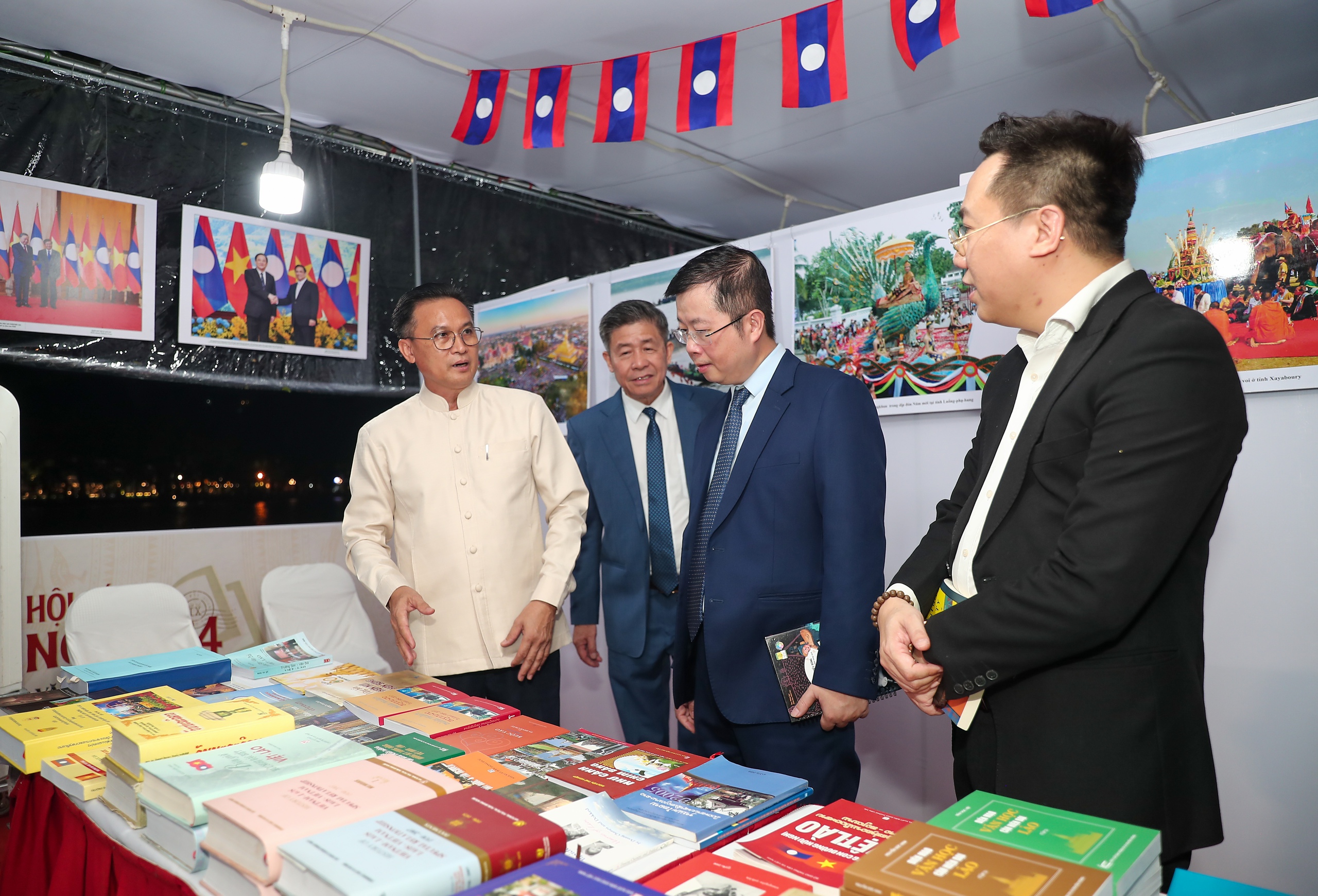 Hội Sách Hà Nội 2024 thu hút người yêu sách trong ngày đầu khai mạc - Ảnh 12. Hội Sách Hà Nội 2024 thu hút người yêu sách trong ngày đầu khai mạc - Ảnh 12.