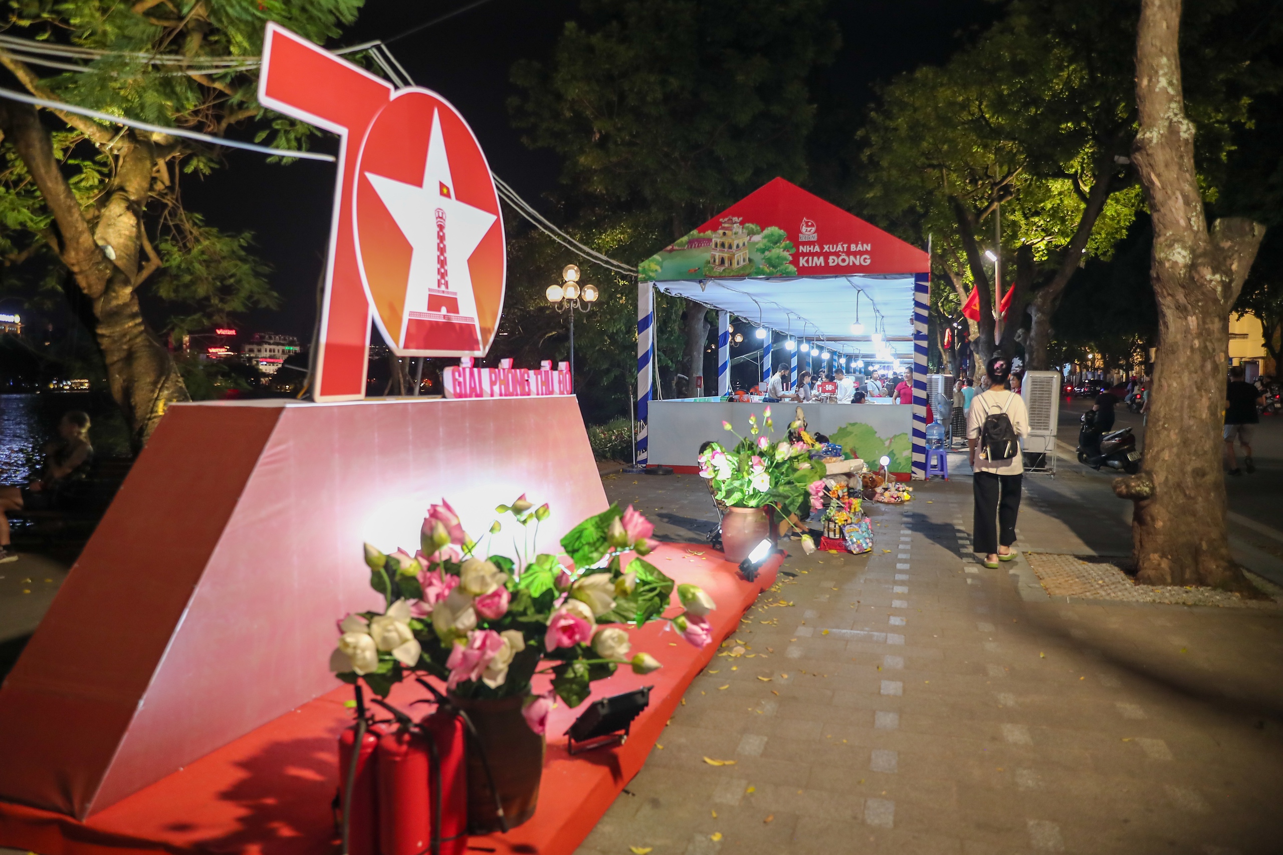 Hội Sách Hà Nội 2024 thu hút người yêu sách trong ngày đầu khai mạc - Ảnh 13. Hội Sách Hà Nội 2024 thu hút người yêu sách trong ngày đầu khai mạc - Ảnh 13.