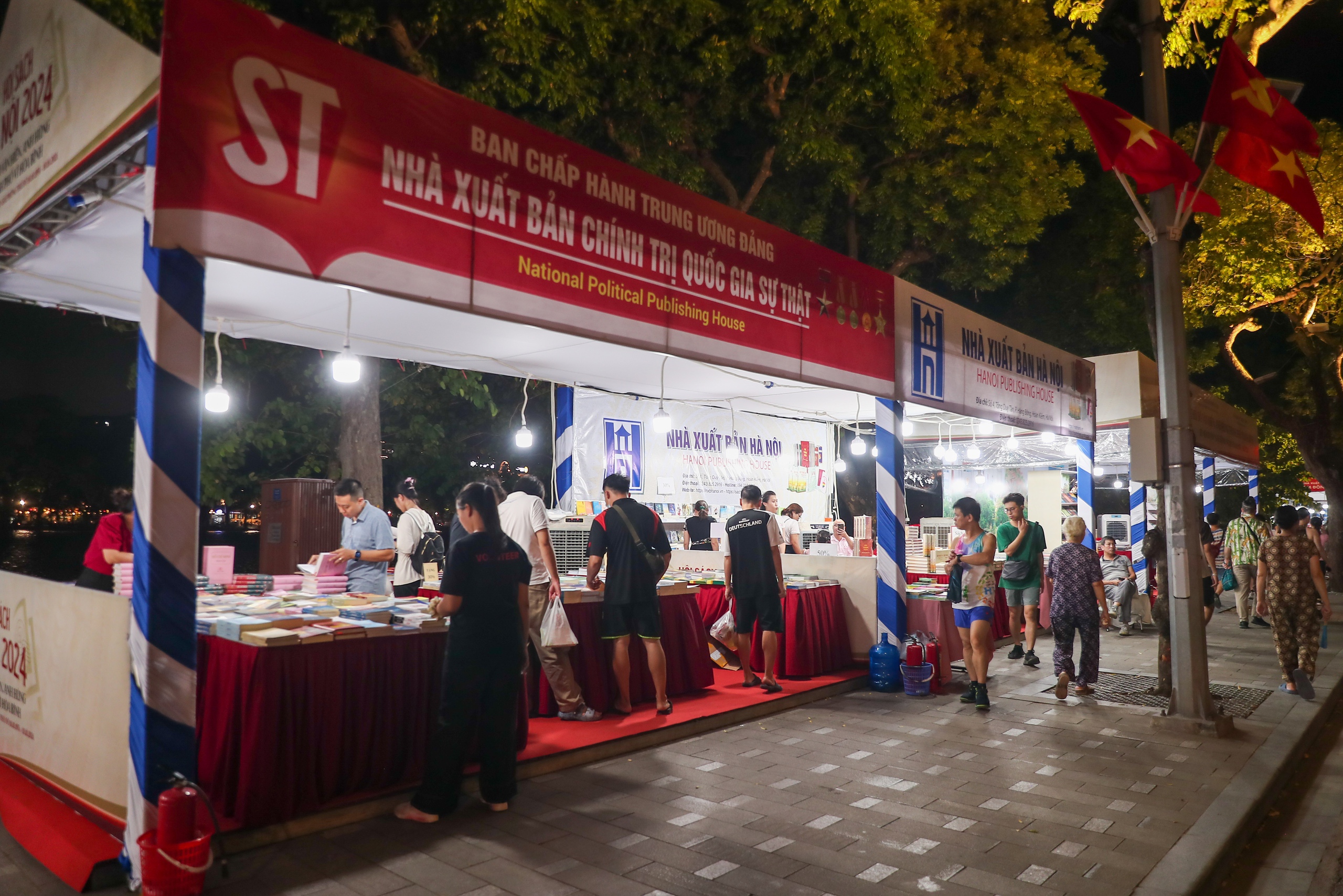 Hội Sách Hà Nội 2024 thu hút người yêu sách trong ngày đầu khai mạc - Ảnh 15. Hội Sách Hà Nội 2024 thu hút người yêu sách trong ngày đầu khai mạc - Ảnh 15.