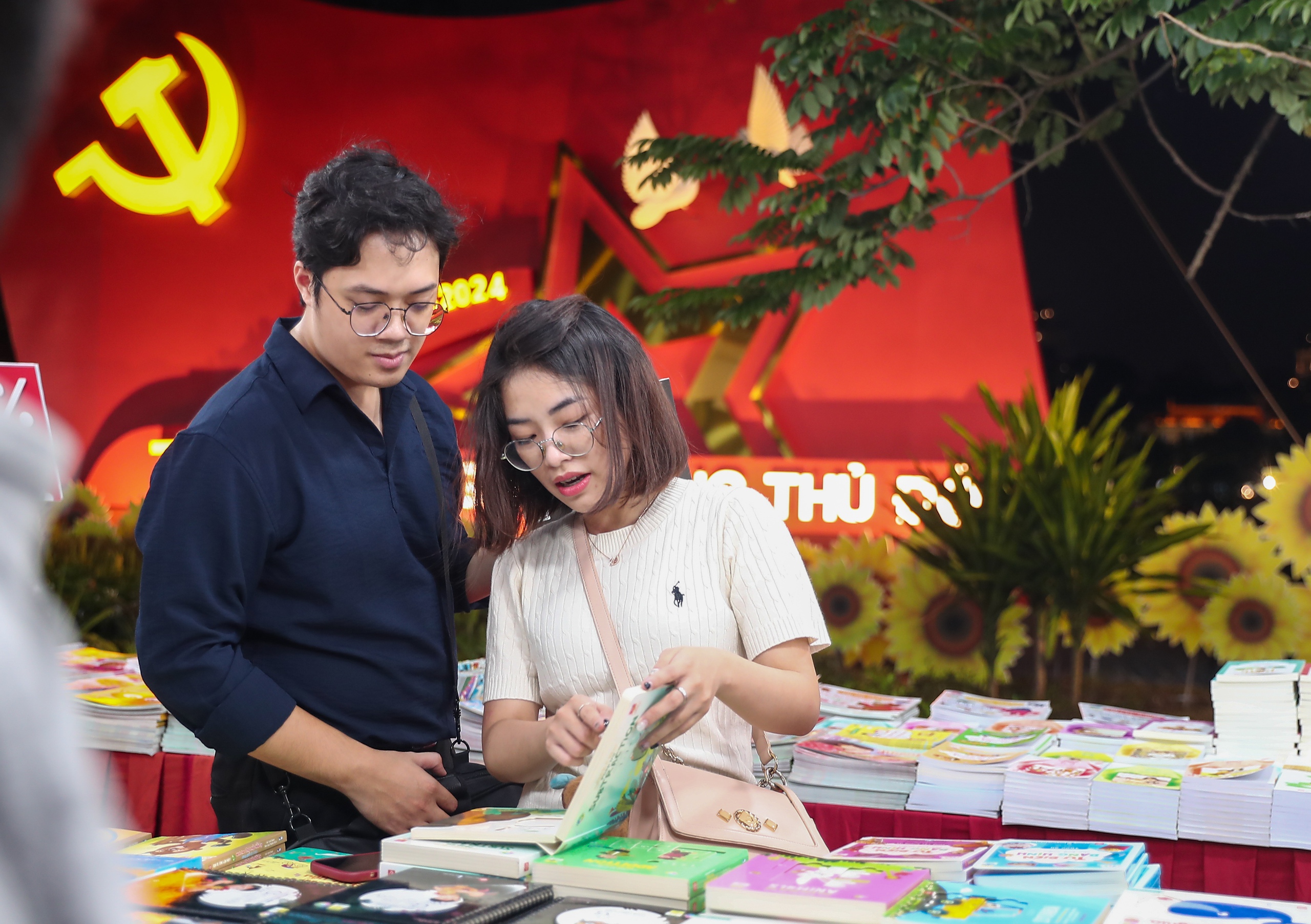 Hội Sách Hà Nội 2024 thu hút người yêu sách trong ngày đầu khai mạc - Ảnh 17. Hội Sách Hà Nội 2024 thu hút người yêu sách trong ngày đầu khai mạc - Ảnh 17.