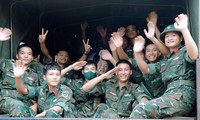 Xúc động hình ảnh chia tay thắm tình quân dân sau bão lũ Yên Bái