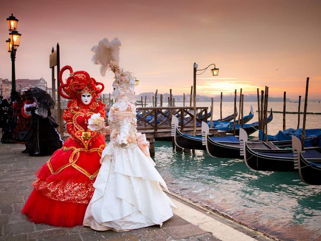Hòa mình vào không gian đầy màu sắc tại lễ hội hóa trang Venice- Ảnh 2. Hòa mình vào không gian đầy màu sắc tại lễ hội hóa trang Venice- Ảnh 2.