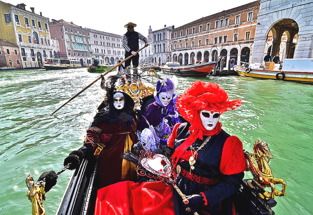 Hòa mình vào không gian đầy màu sắc tại lễ hội hóa trang Venice- Ảnh 5. Hòa mình vào không gian đầy màu sắc tại lễ hội hóa trang Venice- Ảnh 5.
