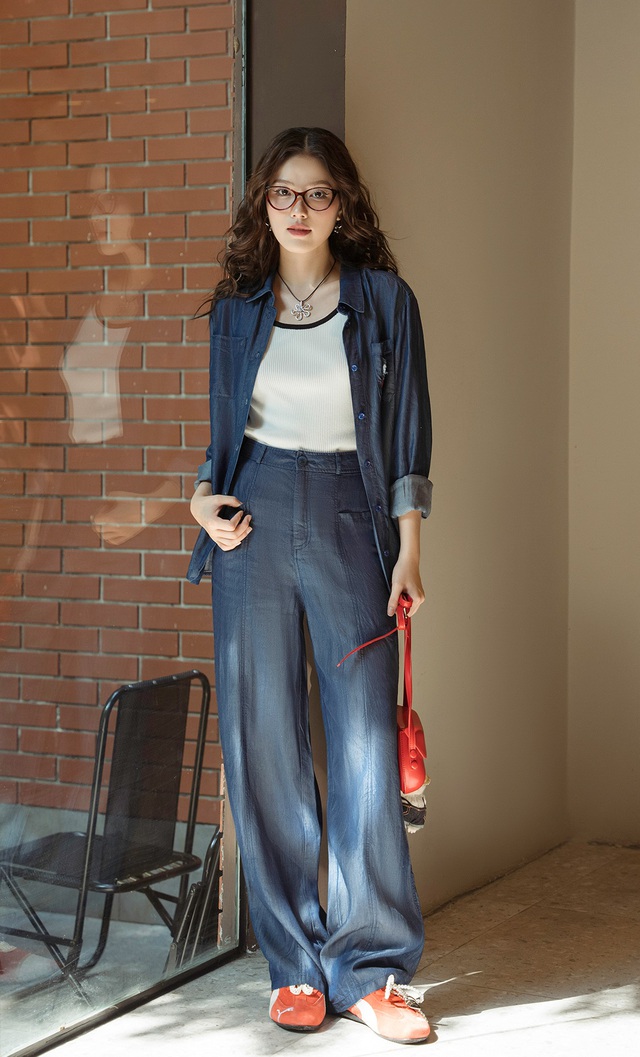 Mang nguồn năng lượng trẻ trung cùng cảm hứng tươi mới với thời trang denim- Ảnh 8. Mang nguồn năng lượng trẻ trung cùng cảm hứng tươi mới với thời trang denim- Ảnh 8.