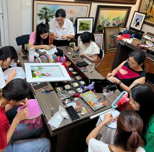 Thêu tay 'khỏe lại' qua workshop thời trang của chị em- Ảnh 6. Thêu tay 'khỏe lại' qua workshop thời trang của chị em- Ảnh 6.
