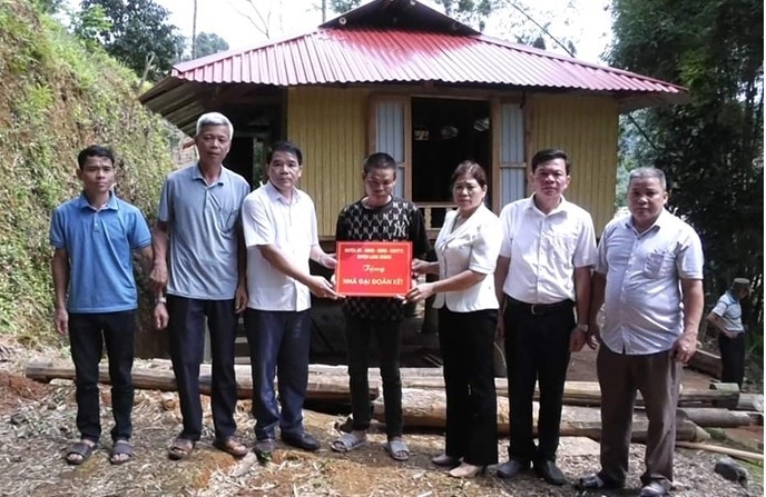 Lãnh đạo huyện Lang Chánh trao tiền hỗ trợ xây dựng nhà cho hộ gia đình khó khăn ở xã Tam Văn) Lãnh đạo huyện Lang Chánh trao tiền hỗ trợ xây dựng nhà cho hộ gia đình khó khăn ở xã Tam Văn)