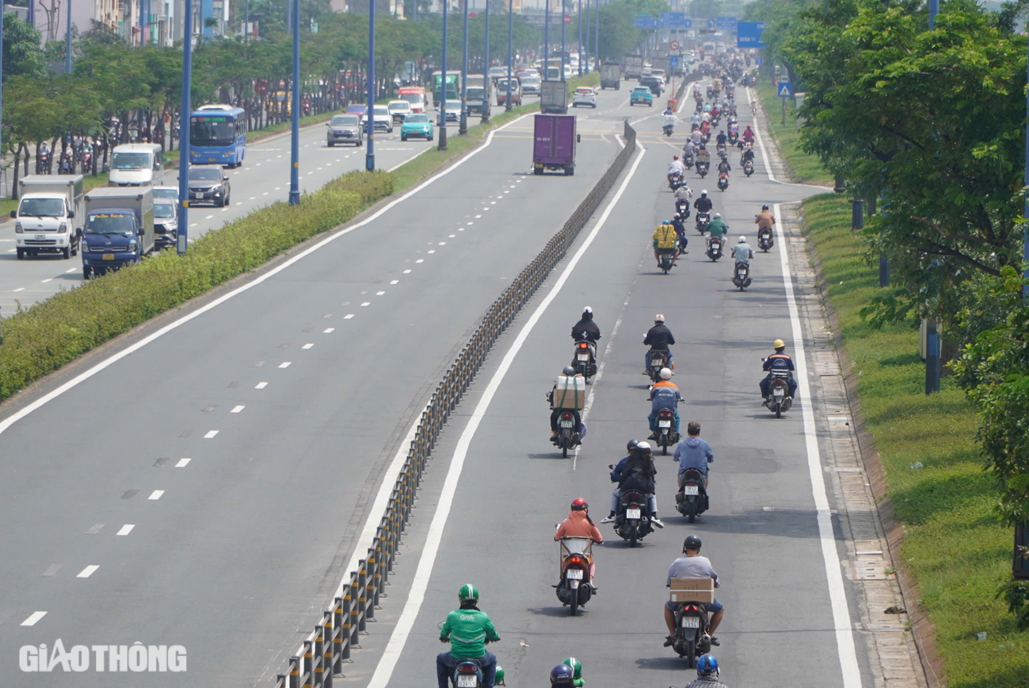 Toàn cảnh Đại lộ Võ Văn Kiệt sau 4 tháng thi công xoá bỏ dải phân cách làn xe máy- Ảnh 2. Toàn cảnh Đại lộ Võ Văn Kiệt sau 4 tháng thi công xoá bỏ dải phân cách làn xe máy- Ảnh 2.
