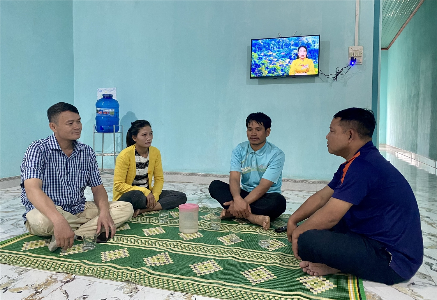 Vợ chồng anh A Blung (ngồi giữa) ở thôn 3, xã Đăk Kôi, huyện Kon Rẫy được hỗ trợ xây dựng nhà từ nguồn vốn Chương trình MTQG 1719 Vợ chồng anh A Blung (ngồi giữa) ở thôn 3, xã Đăk Kôi, huyện Kon Rẫy được hỗ trợ xây dựng nhà từ nguồn vốn Chương trình MTQG 1719
