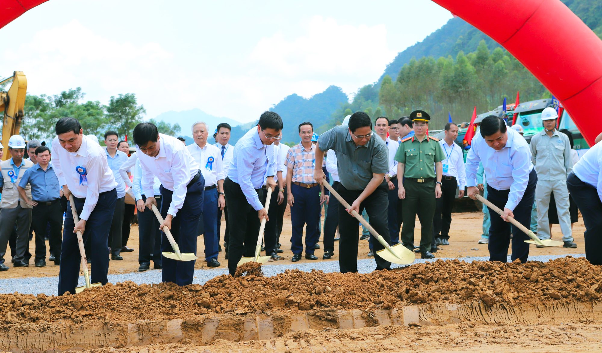 Thủ tướng phát lệnh khởi công tuyến cao tốc 10.000 tỷ đồng tại Hòa Bình- Ảnh 1. Thủ tướng phát lệnh khởi công tuyến cao tốc 10.000 tỷ đồng tại Hòa Bình- Ảnh 1.