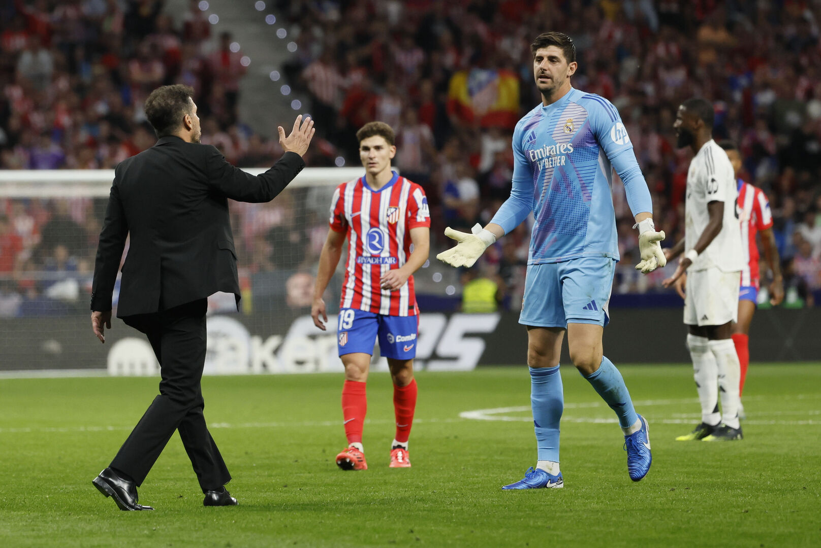 Lý do trận derby Madrid tạm dừng, thủ môn Courtois dính chấn thương ra sao?- Ảnh 3. Lý do trận derby Madrid tạm dừng, thủ môn Courtois dính chấn thương ra sao?- Ảnh 3.