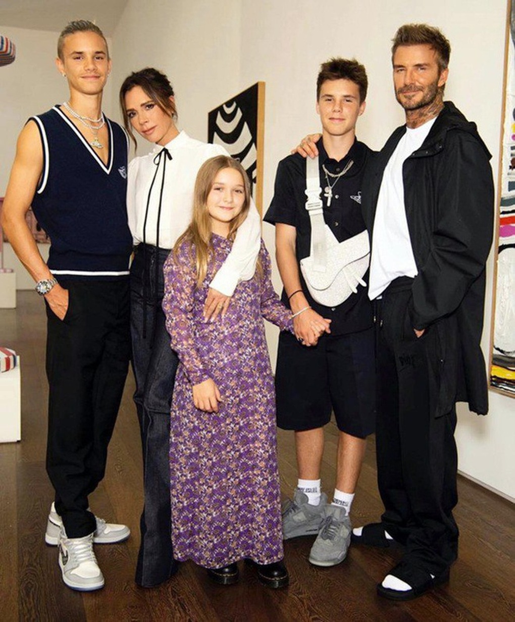 Con gái cưng của David Beckham xinh đẹp, được truyền thông săn đón - 2 Con gái cưng của David Beckham xinh đẹp, được truyền thông săn đón - 2