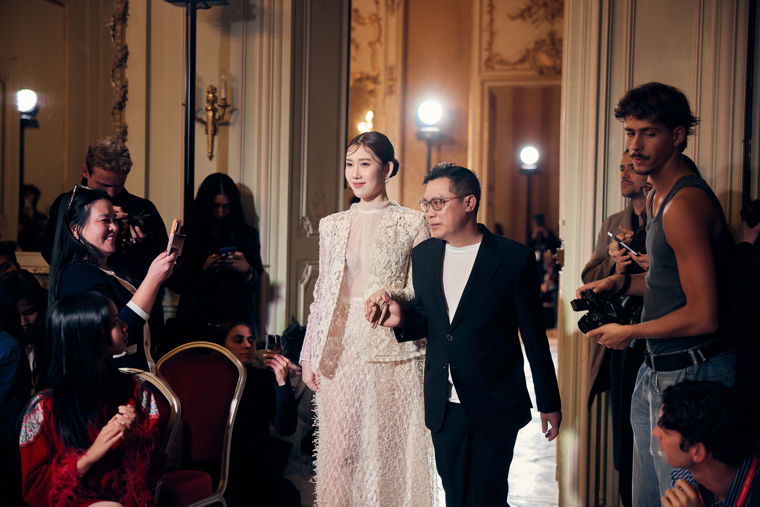 Thúy Ngân thần thái cuốn hút khi diễn vedette tại Tuần lễ thời trang Paris- Ảnh 5. Thúy Ngân thần thái cuốn hút khi diễn vedette tại Tuần lễ thời trang Paris- Ảnh 5.