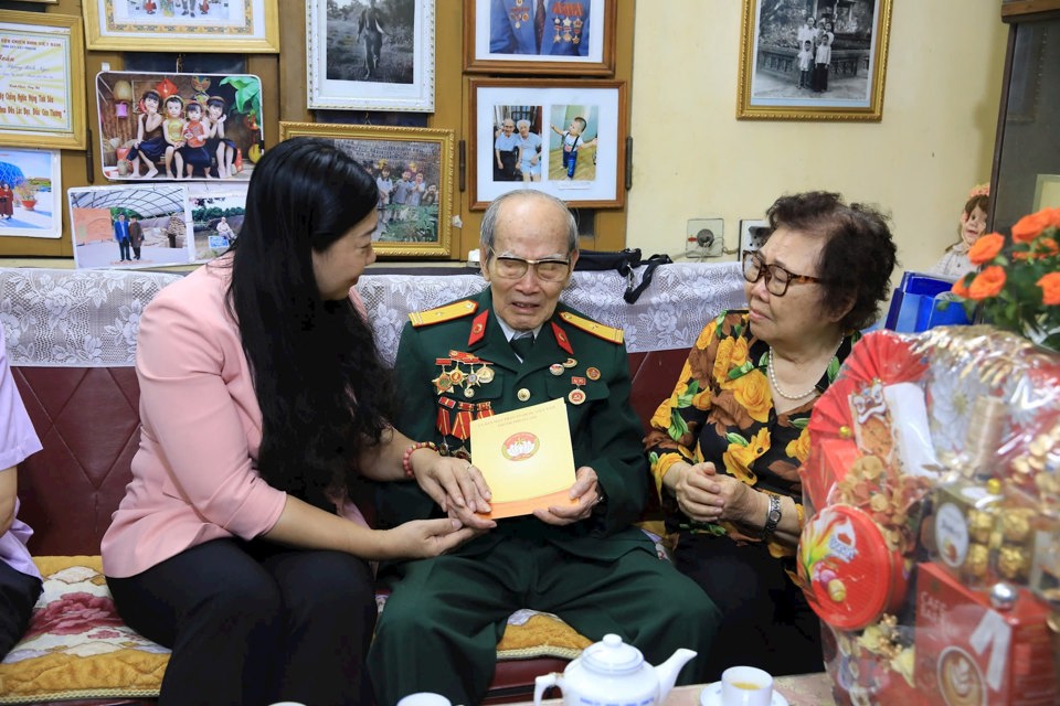 Chủ tịch Ủy ban Mặt trận Tổ quốc Việt Nam TP Hà Nội Nguyễn Lan Hương tặng quà cựu chiến binh Hoàng Xuân, phường Kim Mã (quận Ba Đình)