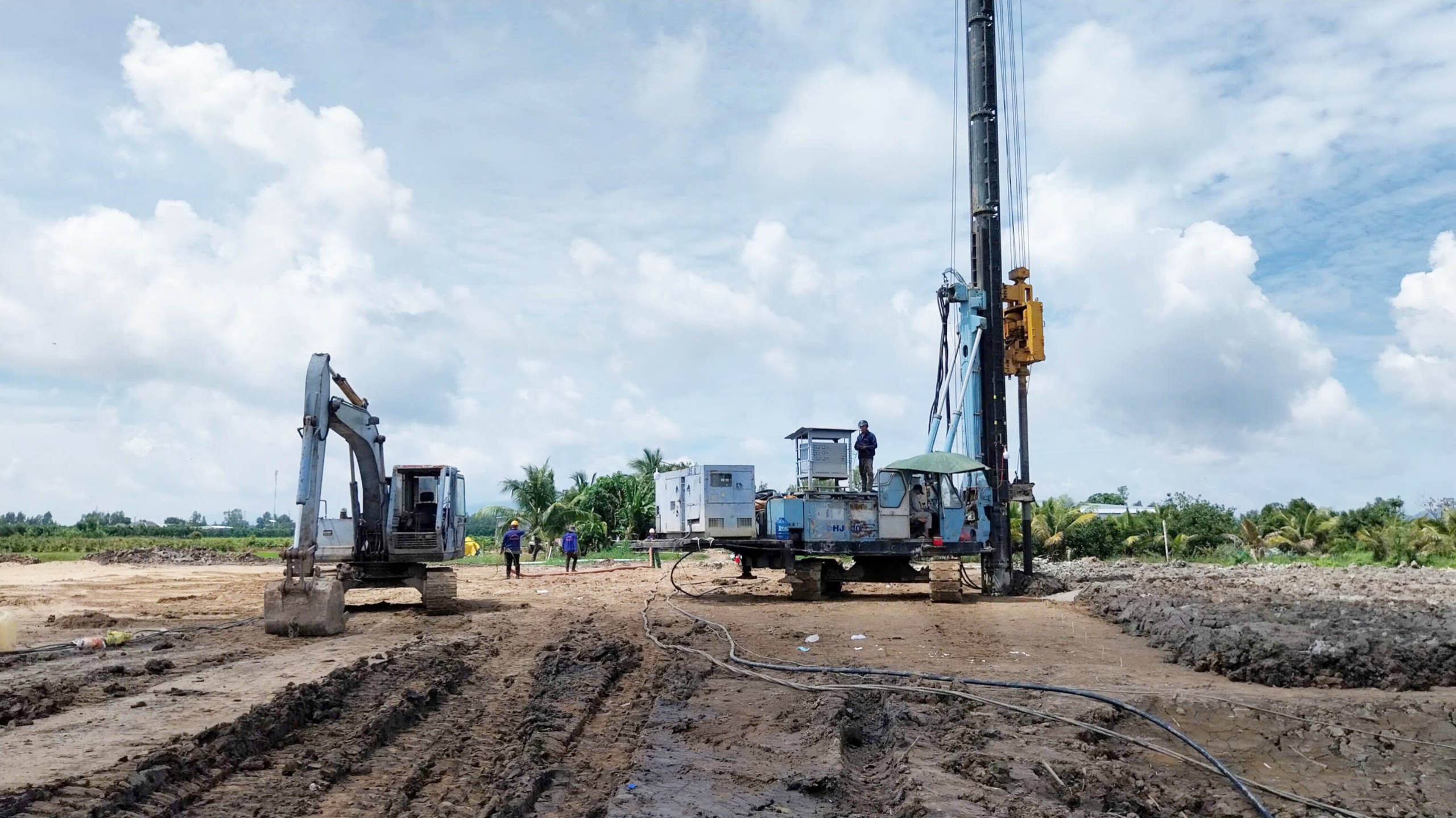 Nhà thầu thi công cao tốc Châu Đốc - Cần Thơ - Sóc Trăng chạy đua với lũ ĐBSCL- Ảnh 2. Nhà thầu thi công cao tốc Châu Đốc - Cần Thơ - Sóc Trăng chạy đua với lũ ĐBSCL- Ảnh 2.