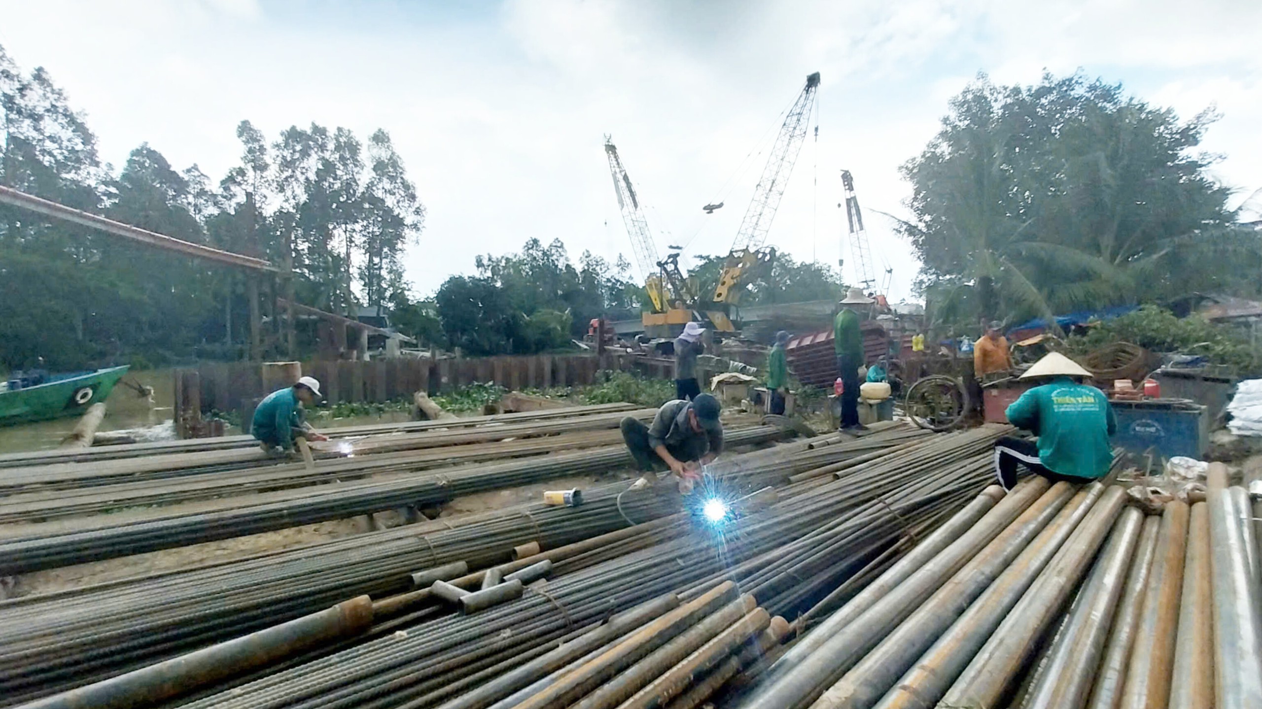 Nhà thầu thi công cao tốc Châu Đốc - Cần Thơ - Sóc Trăng chạy đua với lũ ĐBSCL- Ảnh 4. Nhà thầu thi công cao tốc Châu Đốc - Cần Thơ - Sóc Trăng chạy đua với lũ ĐBSCL- Ảnh 4.