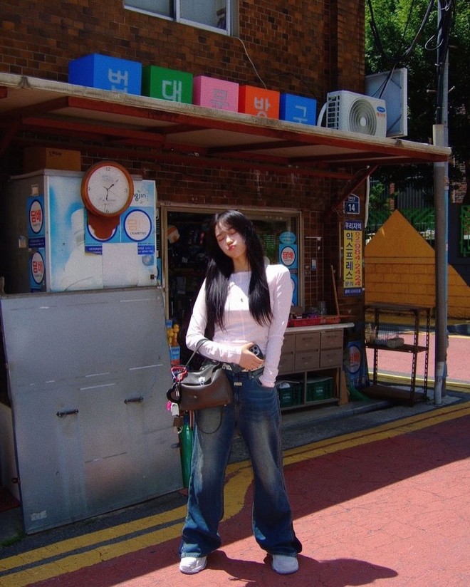 Xu hướng thời trang đường phố đang làm mưa làm gió với quần jeans- Ảnh 7. Xu hướng thời trang đường phố đang làm mưa làm gió với quần jeans- Ảnh 7.