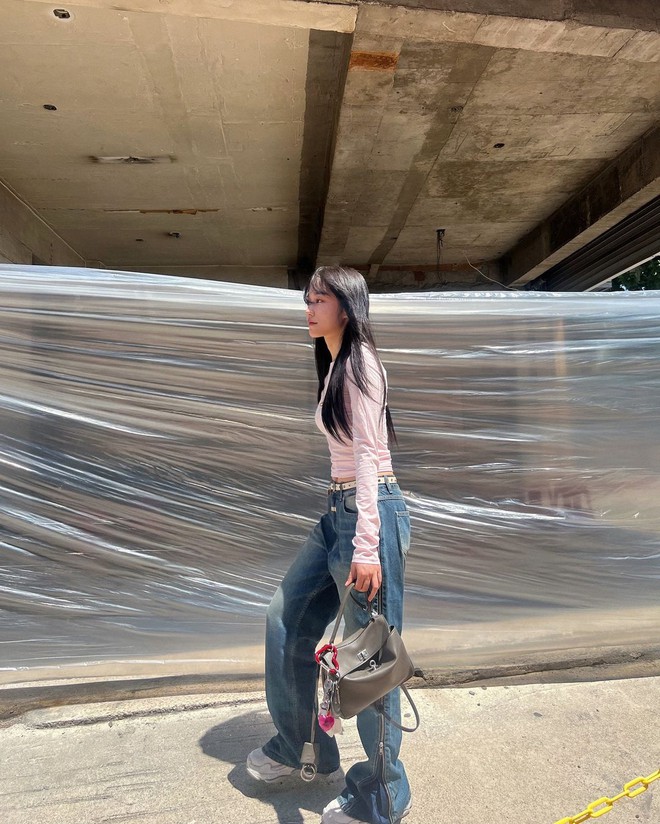 Xu hướng thời trang đường phố đang làm mưa làm gió với quần jeans- Ảnh 8. Xu hướng thời trang đường phố đang làm mưa làm gió với quần jeans- Ảnh 8.