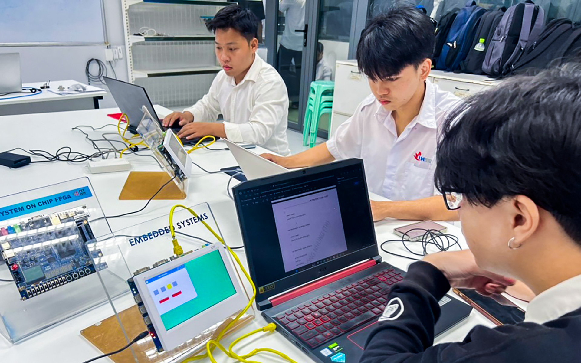 18 trường đại học được ưu tiên xem xét đầu tư phòng thí nghiệm bán dẫn - Ảnh 1. 18 trường đại học được ưu tiên xem xét đầu tư phòng thí nghiệm bán dẫn - Ảnh 2.