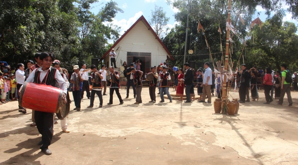 Xây dựng buôn làng giàu đẹp, ấm no và bản sắc.