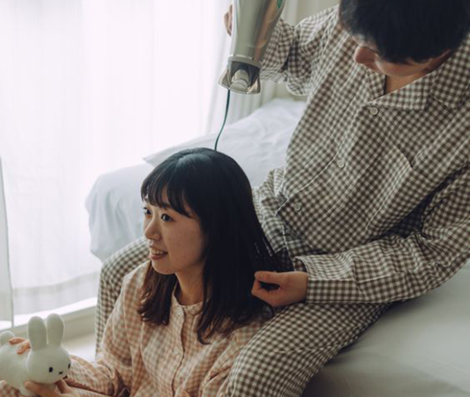 4 sai lầm khi sấy tóc phá hoại tóc và da đầu, dễ gây suy giảm thính giác - Ảnh 1. 4 sai lầm khi sấy tóc phá hoại tóc và da đầu, dễ gây suy giảm thính giác - Ảnh 1.