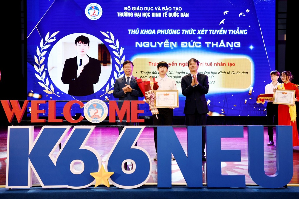 5 thủ khoa đầu vào Trường ĐH Kinh tế Quốc dân được cấp học bổng toàn phần - 2 5 thủ khoa đầu vào Trường ĐH Kinh tế Quốc dân được cấp học bổng toàn phần - 2