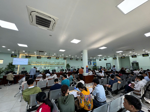 Người dân đến làm thủ tục tại Văn phòng Đăng ký đất đai TP Thủ Đức, TP HCM Ảnh: SƠN NHUNG Người dân đến làm thủ tục tại Văn phòng Đăng ký đất đai TP Thủ Đức, TP HCM Ảnh: SƠN NHUNG
