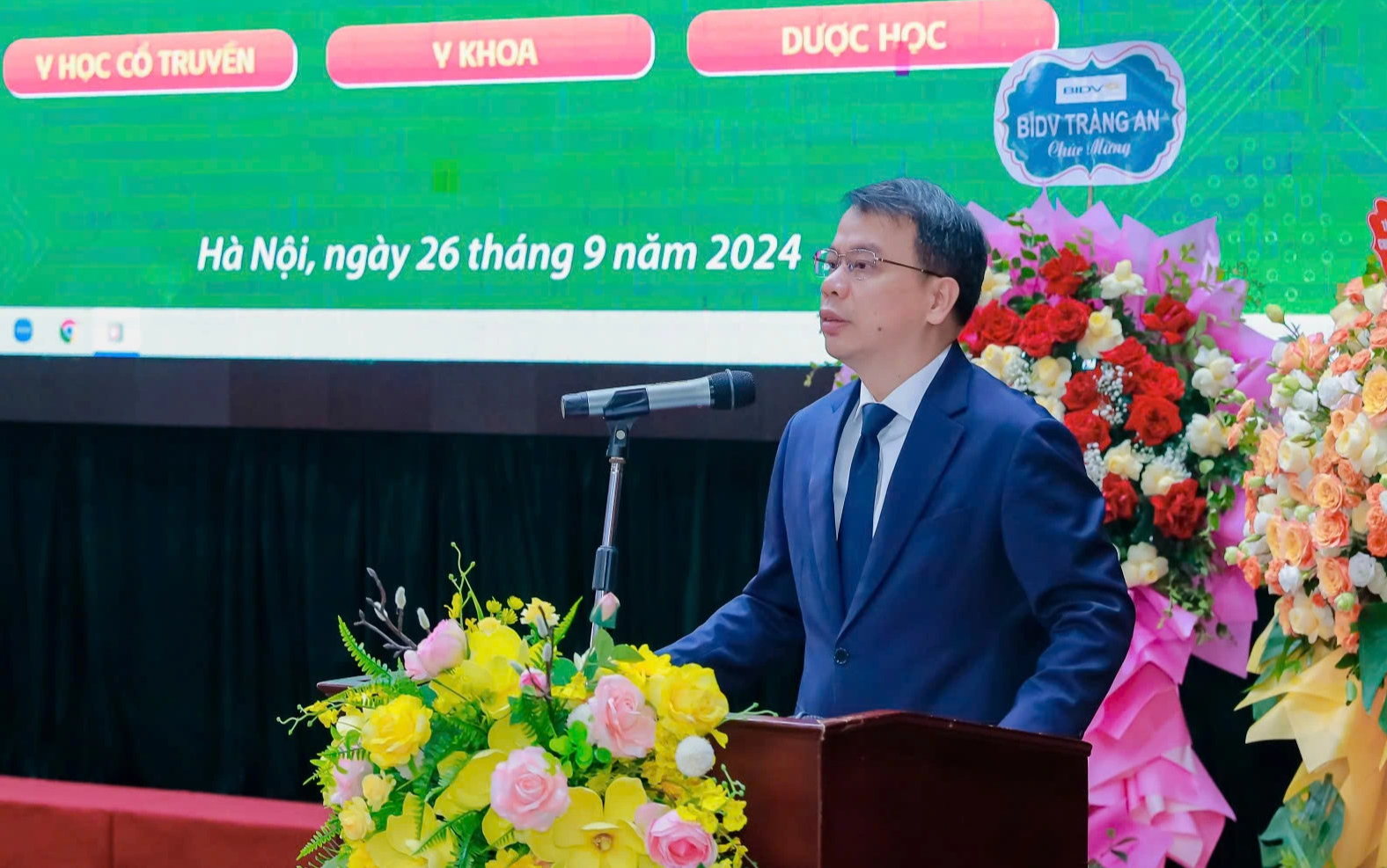Bác sĩ y học cổ truyền cần nâng cao ngoại ngữ- Ảnh 1. Bác sĩ y học cổ truyền cần nâng cao ngoại ngữ- Ảnh 1.