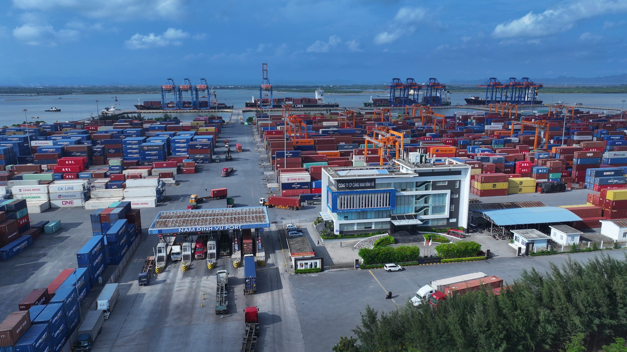 Bác thông tin sập cẩu ở cảng Nam Đình Vũ vì bão số 3- Ảnh 1. Bác thông tin sập cẩu ở cảng Nam Đình Vũ vì bão số 3- Ảnh 1.