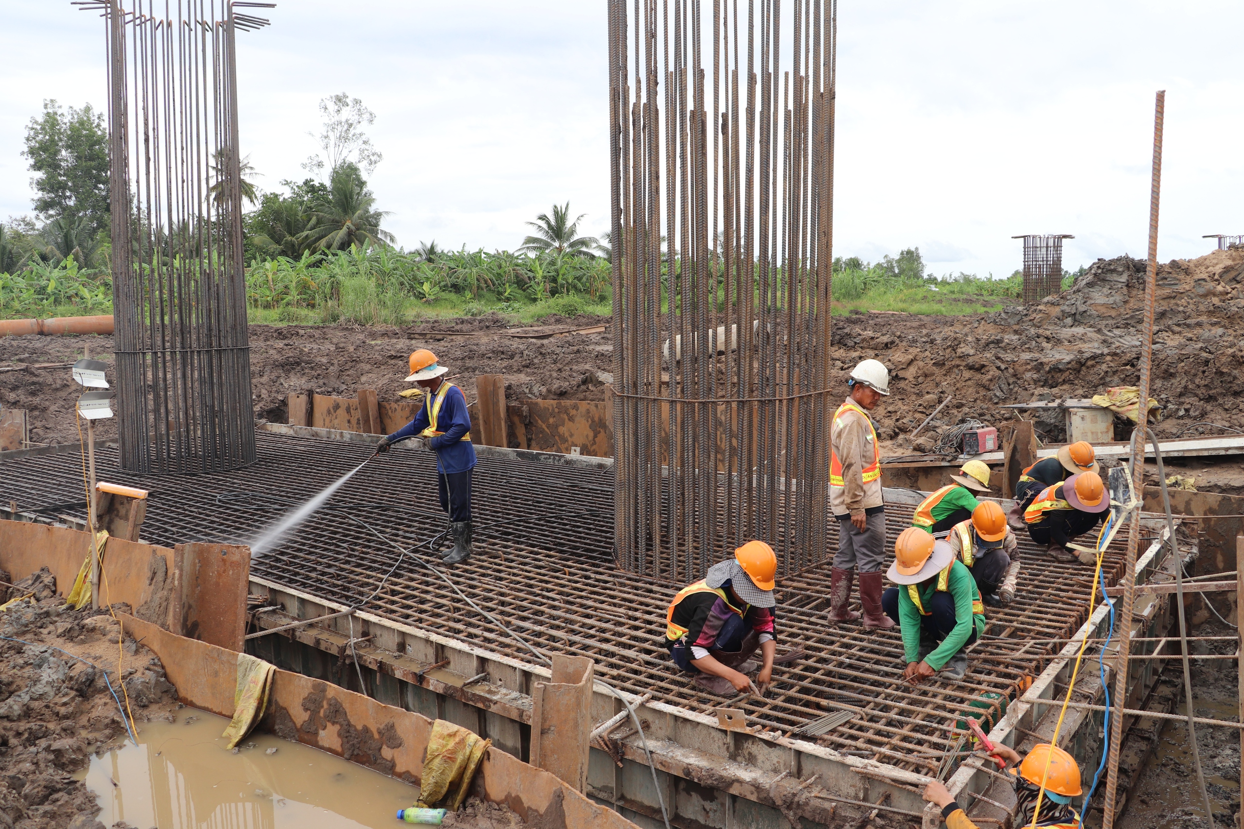 Bám công trường xuyên lễ, dồn lực thi công 37km cao tốc qua Hậu Giang- Ảnh 1. Bám công trường xuyên lễ, dồn lực thi công 37km cao tốc qua Hậu Giang- Ảnh 1.