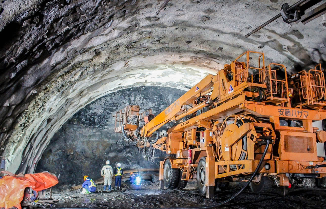 Bám núi, mở hầm thông cao tốc lớn qua Phú Yên- Ảnh 1. Bám núi, mở hầm thông cao tốc lớn qua Phú Yên- Ảnh 1.