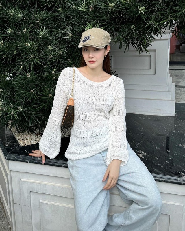 Bản phối áo trắng cùng quần denim, 'cặp bài trùng' giúp nàng tỏa sáng mọi lúc- Ảnh 1. Bản phối áo trắng cùng quần denim, 'cặp bài trùng' giúp nàng tỏa sáng mọi lúc- Ảnh 1.