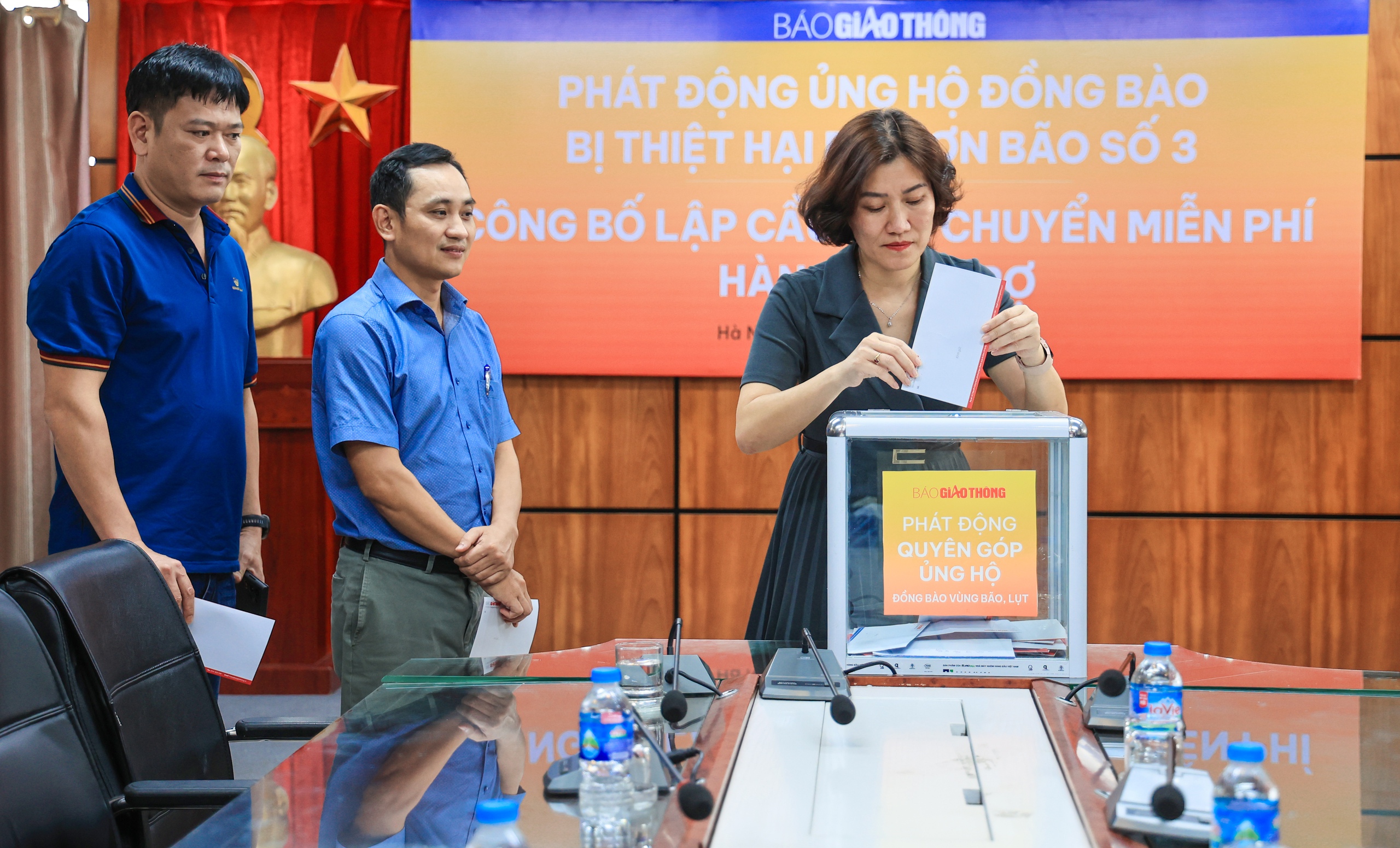 Báo Giao thông quyên góp và lập cầu vận chuyển miễn phí hàng cứu trợ đồng bào sau bão số 3- Ảnh 1. Báo Giao thông quyên góp và lập cầu vận chuyển miễn phí hàng cứu trợ đồng bào sau bão số 3- Ảnh 1.