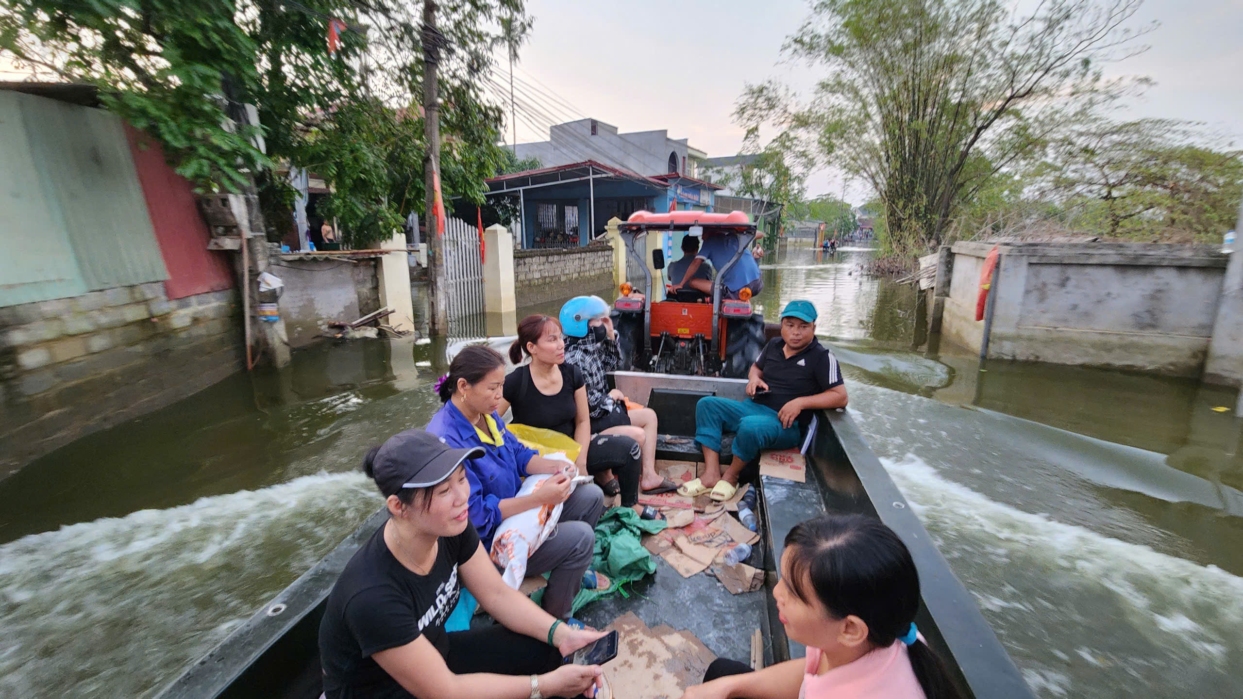 Báo Giao thông trao hàng nghìn phần quà đến với người dân vùng rốn lũ Hà Nội- Ảnh 1. Báo Giao thông trao hàng nghìn phần quà đến với người dân vùng rốn lũ Hà Nội- Ảnh 1.