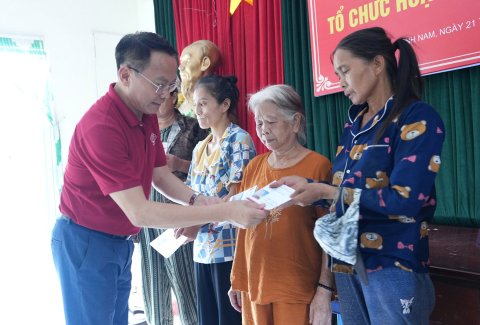 Lễ trao quà tại phường Lĩnh Nam. Ảnh Thanh Hải.