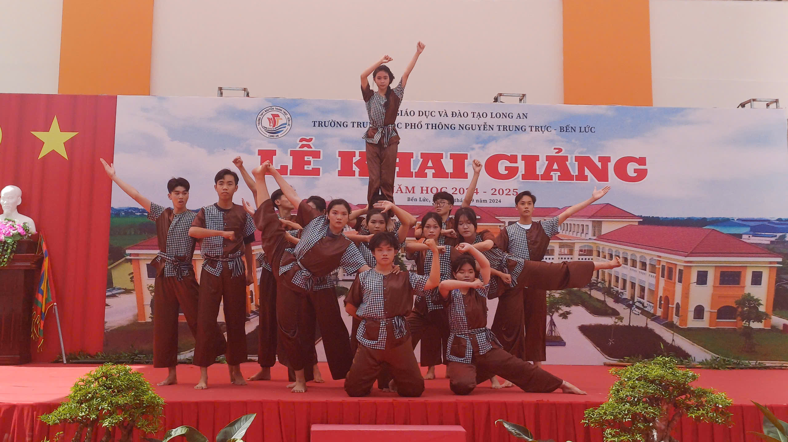 Báo Người Lao Động tặng xe đạp cho học sinh tại 2 ngôi trường đặc biệt ở Long An- Ảnh 6. Báo Người Lao Động tặng xe đạp cho học sinh tại 2 ngôi trường đặc biệt ở Long An- Ảnh 6.