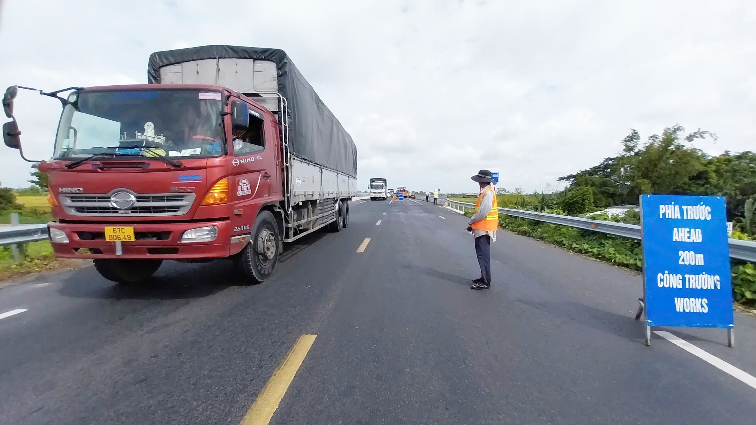 Bắt đầu bù lún cho 25 vị trí đầu cầu trên tuyến tránh Long Xuyên- Ảnh 1. Bắt đầu bù lún cho 25 vị trí đầu cầu trên tuyến tránh Long Xuyên- Ảnh 1.