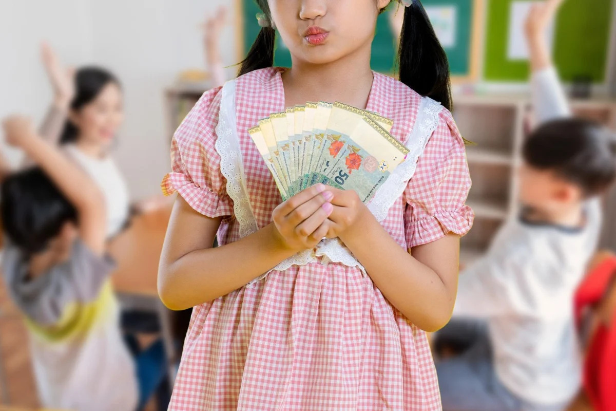 Bé gái 11 tuổi lấy 17 triệu đồng tiền tiết kiệm chia hết cho bạn học- Ảnh 1. Bé gái 11 tuổi lấy 17 triệu đồng tiền tiết kiệm chia hết cho bạn học- Ảnh 1.