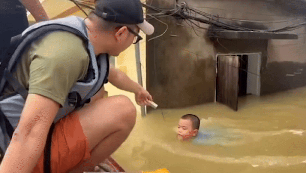 Bé trai Bắc Giang bơi qua dòng nước lũ, chỉ xin lọ dầu gió cho bà - 1 Bé trai Bắc Giang bơi qua dòng nước lũ, chỉ xin lọ dầu gió cho bà - 1