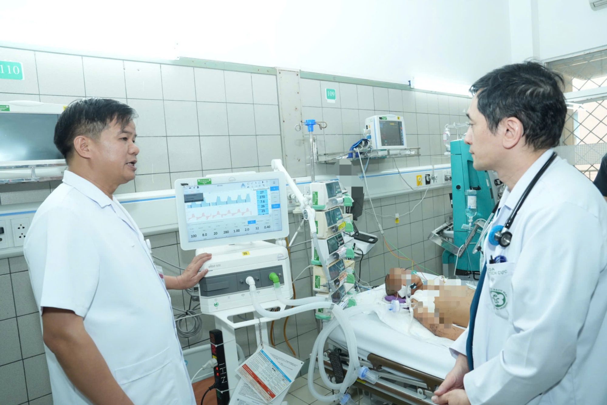 Bệnh viện Bạch Mai hội chẩn với chuyên gia Nhật Bản tìm ra phương pháp điều trị hiệu quả nhất cứu bé gái 11 tuổi vụ sạt lở ở Làng Nủ - Ảnh 1. Bệnh viện Bạch Mai hội chẩn với chuyên gia Nhật Bản tìm ra phương pháp điều trị hiệu quả nhất cứu bé gái 11 tuổi vụ sạt lở ở Làng Nủ - Ảnh 1.