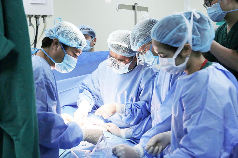 Các bác sĩ Bệnh viện Đa khoa Đức Giang thực hiện một ca ghép thận tại bệnh viện.