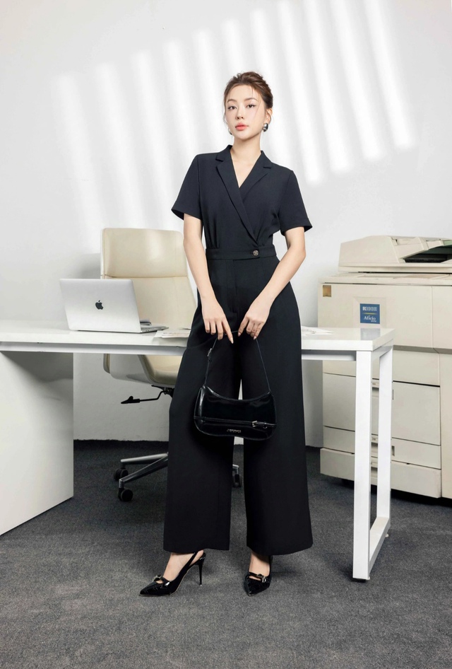 Bí quyết lên đồ sang chảnh cho nàng công sở với jumpsuit- Ảnh 1. Bí quyết lên đồ sang chảnh cho nàng công sở với jumpsuit- Ảnh 1.