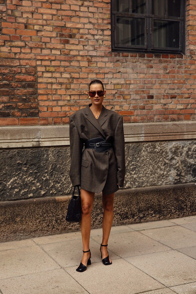 Blazer và thắt lưng, combo hoàn hảo cho thời trang đường phố mùa thu 2024- Ảnh 1. Blazer và thắt lưng, combo hoàn hảo cho thời trang đường phố mùa thu 2024- Ảnh 1.