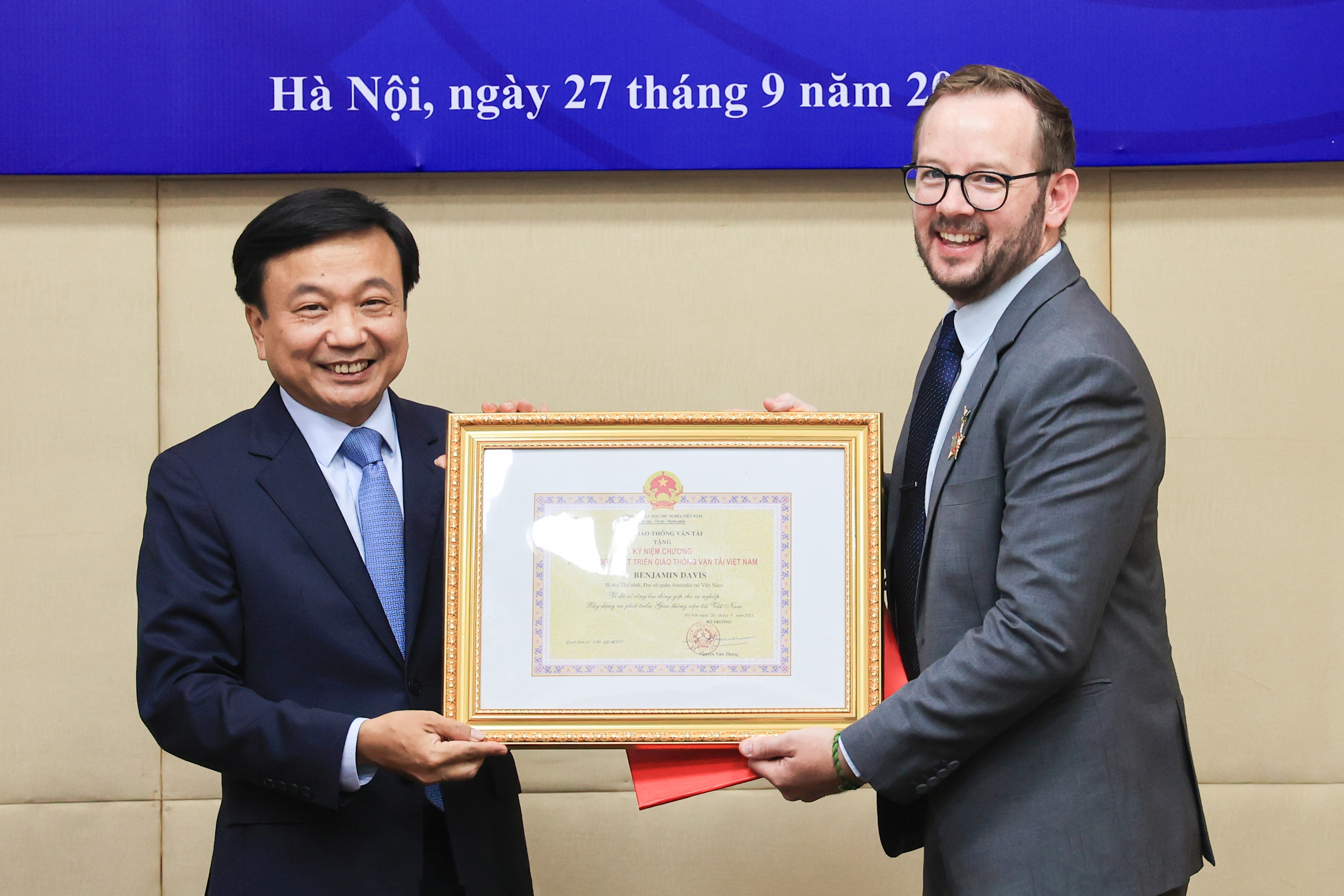 Bộ GTVT tặng Kỷ niệm chương cho Bí thư thứ nhất Đại sứ quán Australia- Ảnh 1. Bộ GTVT tặng Kỷ niệm chương cho Bí thư thứ nhất Đại sứ quán Australia- Ảnh 1.