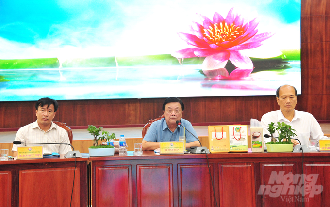 anh-1-115212_692-115213.jpg Bộ trưởng Bộ NN-PTNT Lê Minh Hoan đến dự hội nghị sơ kết Dự án 'Sản xuất nông nghiệp tuần hoàn, hiện đại và phát thải thấp' tại huyện Tam Nông, tỉnh Đồng Tháp. Ảnh: Lê Hoàng Vũ.
