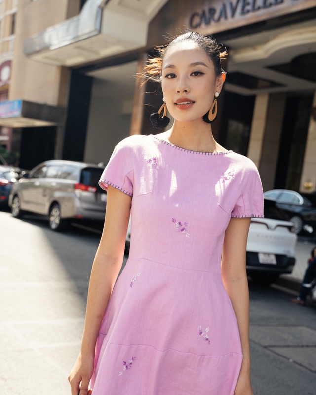 Bước vào mùa thu dịu dàng cùng trang phục linen- Ảnh 1. Bước vào mùa thu dịu dàng cùng trang phục linen- Ảnh 1.