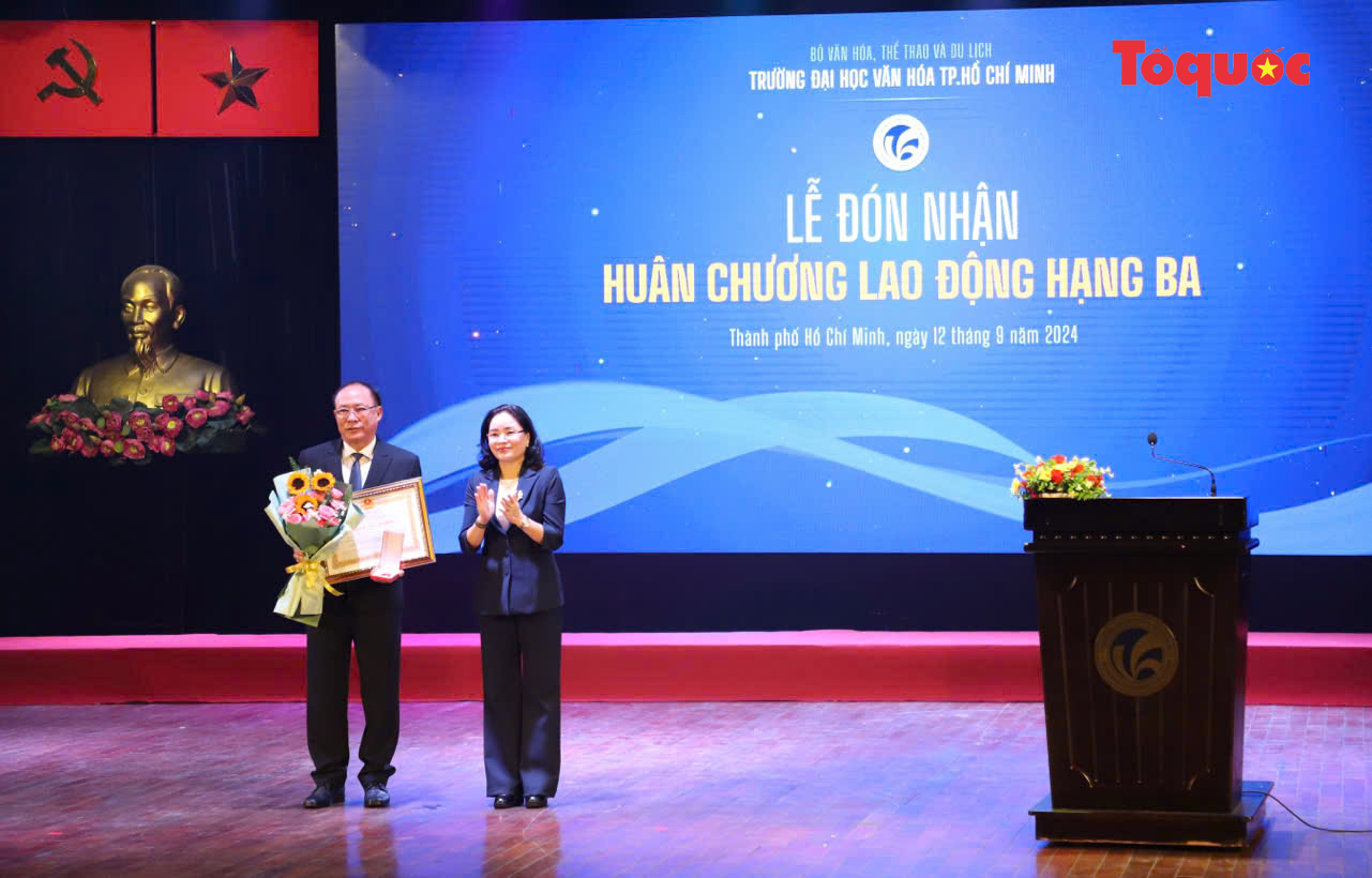 Buổi lễ khai giảng ấm áp của thầy và trò Trường Đại học Văn hóa TP. Hồ Chí Minh - Ảnh 1. Buổi lễ khai giảng ấm áp của thầy và trò Trường Đại học Văn hóa TP. Hồ Chí Minh - Ảnh 1.