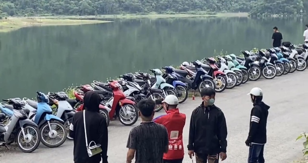 CSGT khống chế hàng chục quái xế tụ tập thành đoàn đua ở Hà Giang - 1 CSGT khống chế hàng chục quái xế tụ tập thành đoàn đua ở Hà Giang - 1